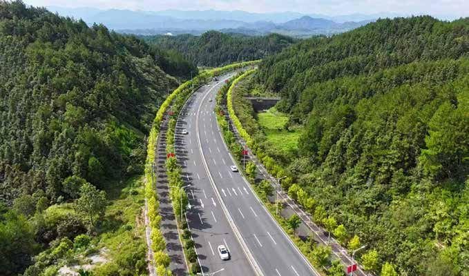 Autopista entre montañas