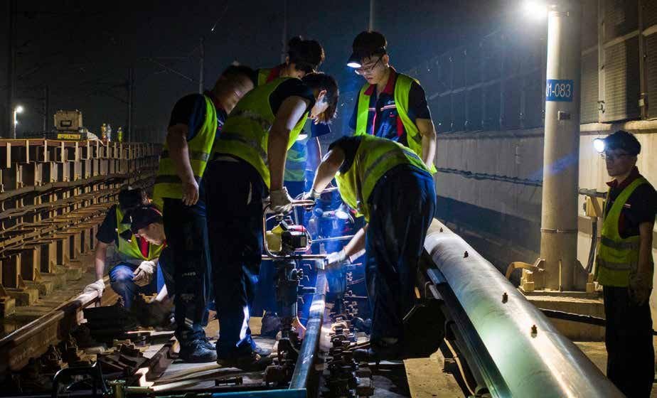 Equipo de mantenimiento de metro trabajando en vía